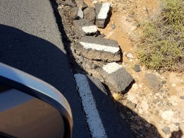 Mal estado de la carretera FV-430 a la altura de lo camino de Rosa del Taro (Triquivijate dirección Puerto del Rosario), Isla de Fuerteventura
