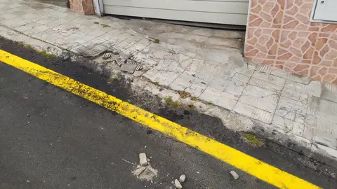 Acera rota desde hace años Calle La Sierra, La Orotava. Santa Cruz de Tenerife. No se puede caminar bien por la acera ni sacar los vehículos correctamente del garaje.