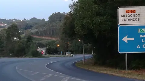Cambiar las señales En el acceso a la A6 desde Carral, A Coruña la señal que indica el acceso señala a la izqda. Los vehículos hacen el giro pero entran en una carretera comarcal. Unos metros más adelante hay otra señal rota que marca hacia la izquierda el enlace a dicha autovía. Deberían ajustarse las dos señales.