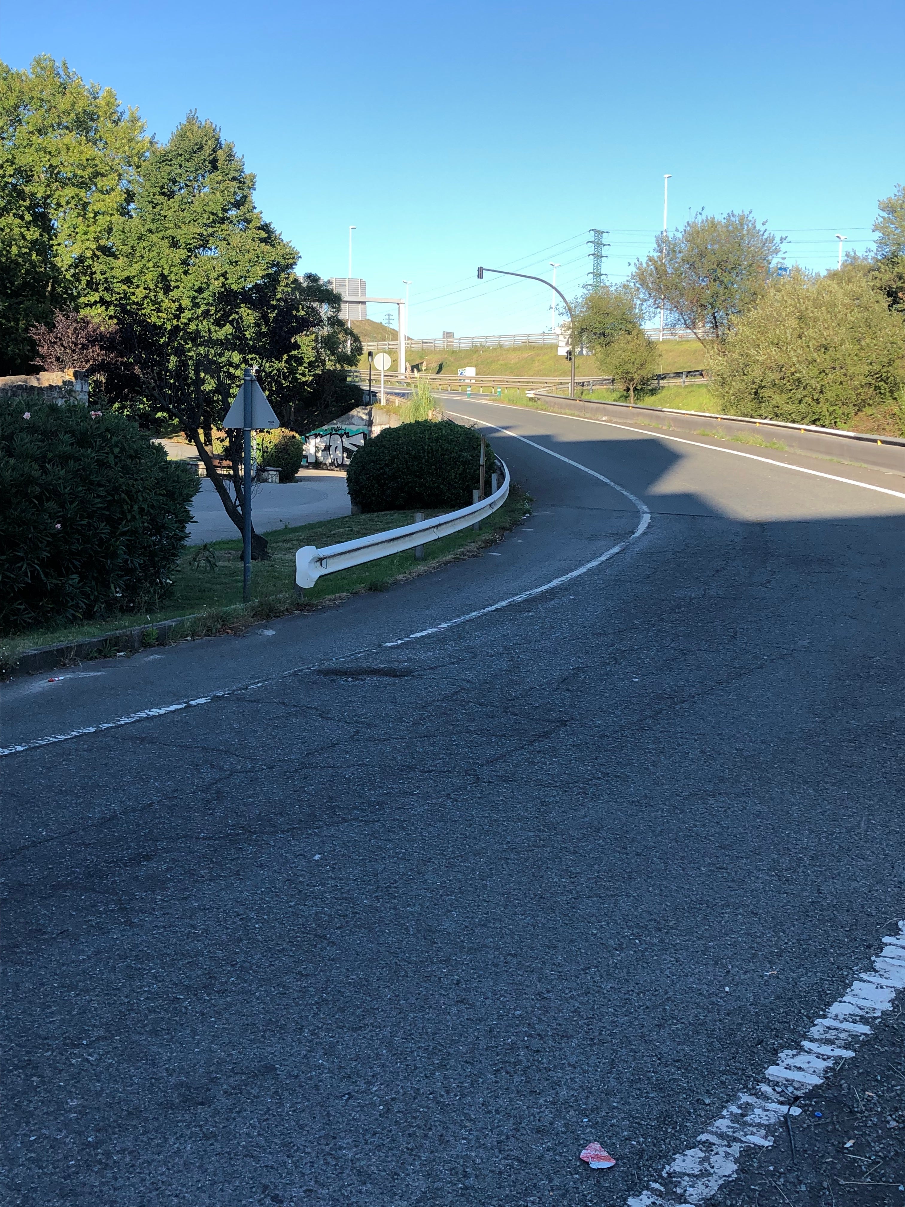 Mal estado de la carretera (agujero grande en la salida de autovía ) Salida de la autovía rontegui direccion Barakaldo (entrada al pueblo )con subida landaburu