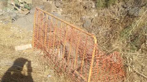 Tramo peligroso en N-340 -costa entre Nerja y torrox Tramo de la Nacional 340 del km 285 al 288 entre las localidades de Nerja y torre ,con arquetas sumidero peligrosas en caso de salida de la vía contra las que se puede estrellar el vehículo, y falta de asfalto y limpieza de la calzada y el arcén