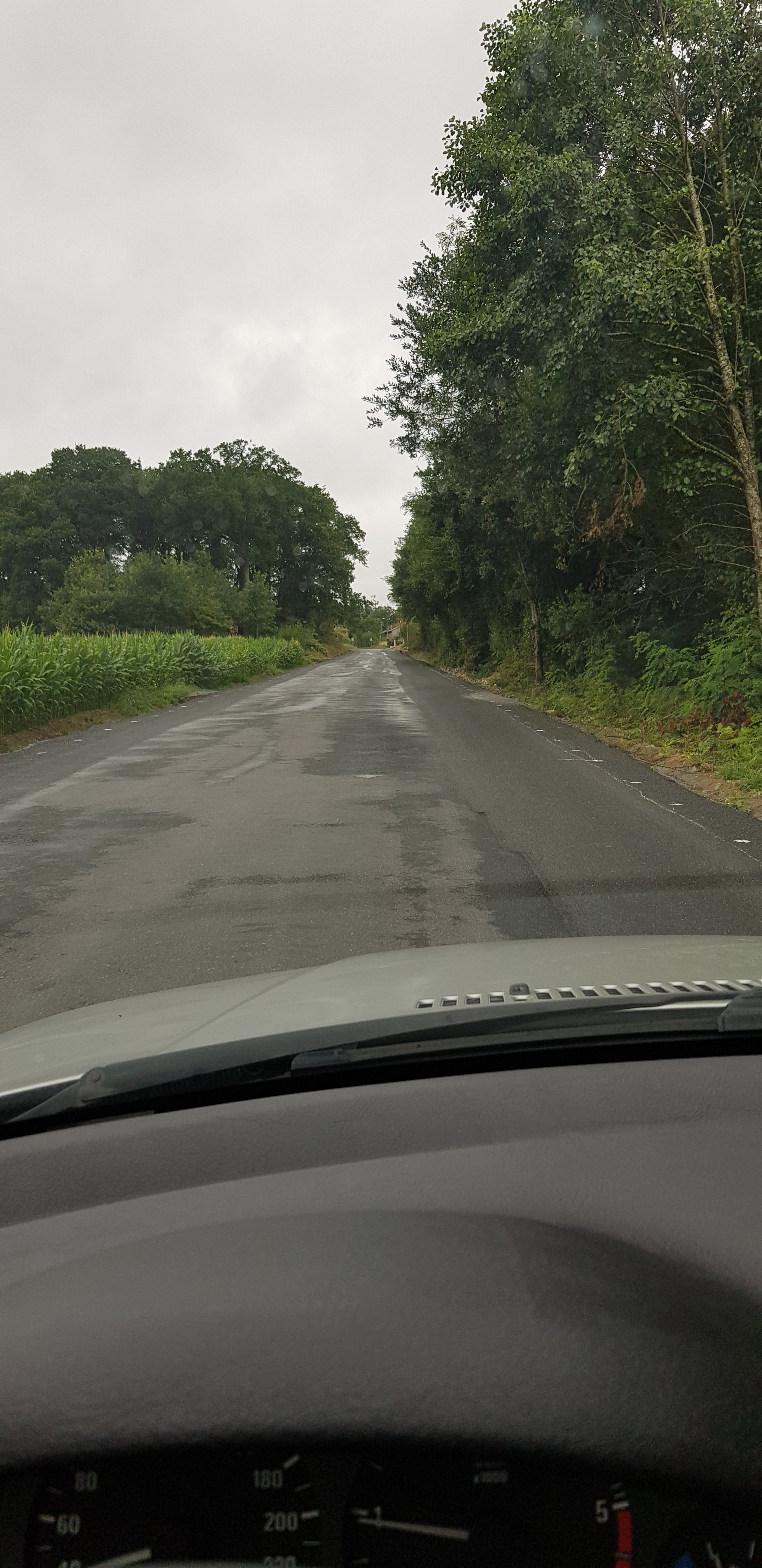 Carretera en mal estado DP-7804 a la altura del punto kilometrico 15 a su paso por Xavestre, Trazo, A Coruña. Asi esta la carretera principal que une Xavestre con Santiago, con gravillas y sin aglomerar