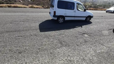 Carreteras en Las Palmas de Gran Canaria Se encuentra en la Avda súper transitada, Avda. Joan y Víctor Jara. Esta hecha trizas, muchísimos baches y rajas en el asfalto, haciéndola muy poca transitable y para motos casi imposible, pero es una avenida súper transitada por la proximidad de centros comerciales, autovía y urbanizaciones