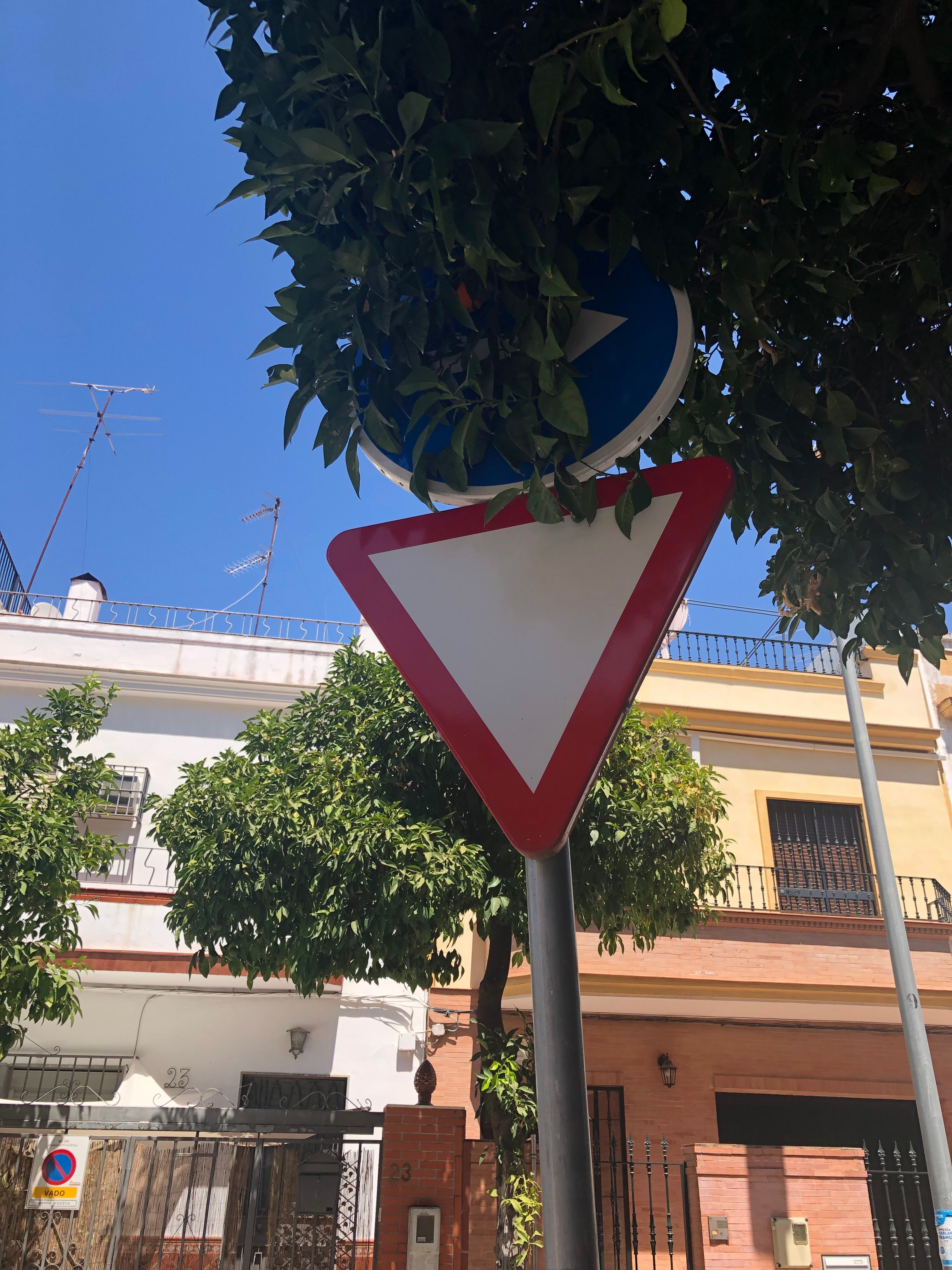 Señal no visible Hay una señal de tráfico en la calle cristo del perdón (sevilla 41007), que no es visible para los conductores. Y he visto a veces que giran para el lado equivocado porque esa señal no se ve.