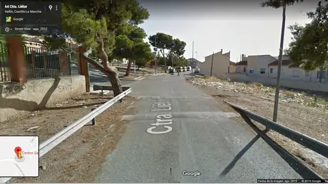 Doble Reductor de velocidad sin señalizacion En la entrada de Hellin por la carretera de Lietor, hay dos reductores de velocidad separados por un par de metros. No hay indicacion al llegar, y a determinadas horas se encuentran a la sombra de unos arboles, por lo que es imposible distinguirlos. Ayer circulando en moto tuve una caida provocada por dichos badenes. Es muy peligroso que se encuentrn tan cercanos. No dispongo de imagenes tomadas por mi, pero se pueden ver en Google Maps. La localizacion es "Carretera de Lietor, 64"