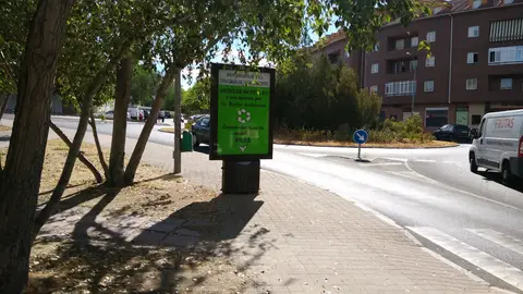 Paso de peatones sin visibilidad en Ávila. PELIGRO Un elemento publicitario-contenedor de pilas impide una buena visibilidad, de manera que los peatones no pueden ver si se aproxima un coche antes de pasar y al mismo tiempo los conductores no pueden saber si hay peatones que van a cruzar. Además es una zona de colegios e institutos. La rotonda está en el cruce de la Avda. Juan Pablo II con la C/ Santo Tomás de Ávila.