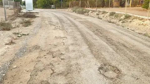 Carretera en mal estado El firme de esta carretera se encuentra en un estado lamentable, los socavones son muy cuantiosos, tantos que no hay manera posible de evitarlos sin caer en otros, a esto se le suma que es una carretera secundaria, por lo cual tiene curvas y no hay alumbrado, todo esto podría provocar graves consecuencias tales como accidentes o la causa de desperfectos en los vehículos. Localización: calle Finca Maximino, Molina de Segura (Murcia).