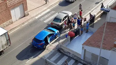 Avenita Tierno Galva, Puerto Mazarron, Murcia Esta tarde se ha producido un atropello en un paso de peatones en la Av. Tierno Galvan de Bahia, Puerto de Mazarron. Es el tercer atropello en esta zona en las 2 últimas semanas. Este es un tramo muy peligroso por el intenso tráfico rodado y la afluencia masiva de bañistas a la playa. Esta situación se viene denunciando, año tras año, a las autoridades sin el menor resultado. No deseamos que haya un accidente mortal para que se pongan las medidas obligatorias de seguridad vial. Solicitamos al Ayuntamiento mayor control de velocidad, resaltes en la Calzada, semáforos y señalización correcta de los pasos de peatones