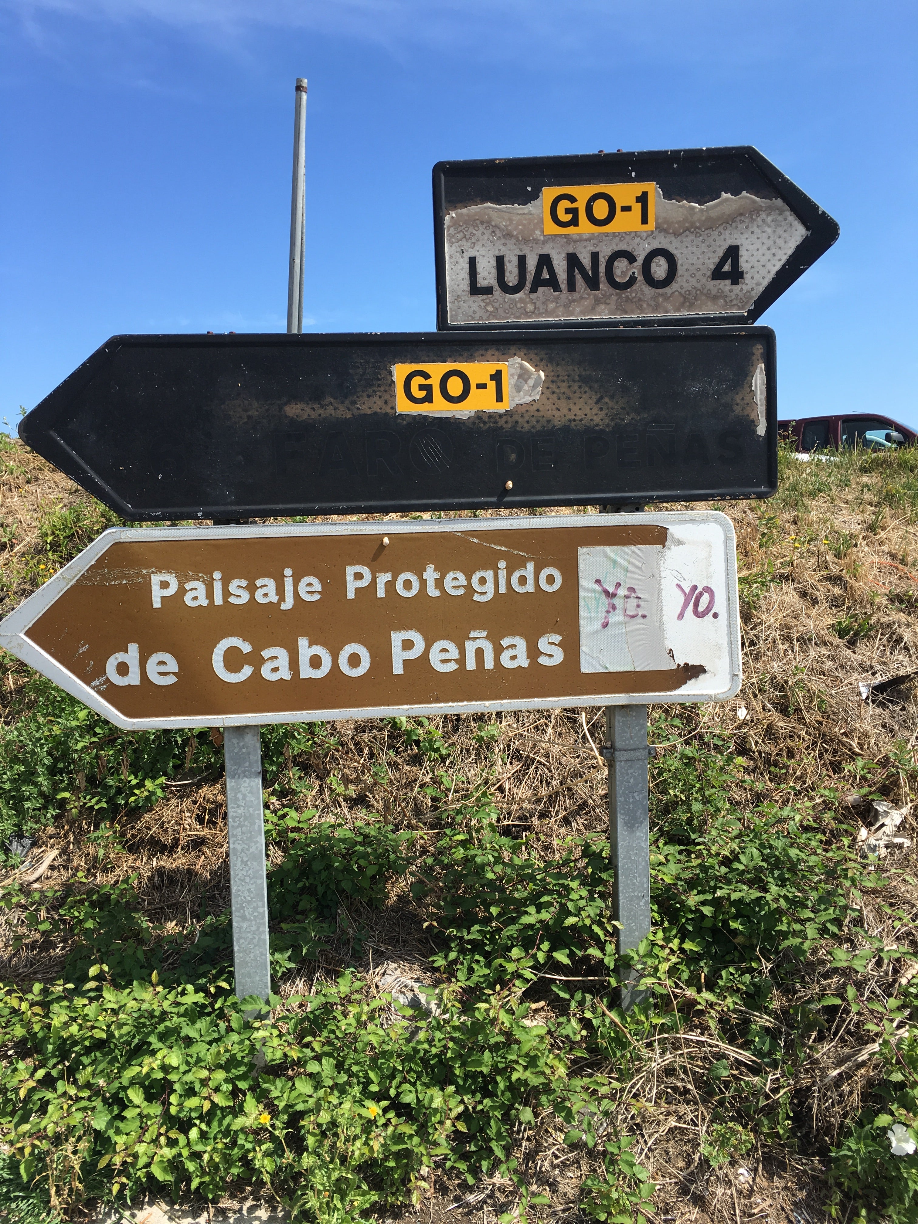 Señales tráfico mal estado Adjunto fotografías de varias señales de tráfico situadas todas ellas en Bañugues (Gozon) Asturias. Dirección: Intersección calle: aldea la Quintana con Lugar el monte. Pd: sólo deja adjuntar un archivo, pero son todas las señales de la ubicación comentada con anterioridad, añadiendo también las existentes dirección el pueblo. Ademas de una señal de STOP en dicha intersección que no se visualiza con claridad debido a que está incrustada en la maleza. Gracias