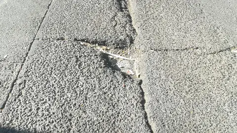 Agujero en una carretera Barriada la plata de Sevilla, en la calle la Algaba entre el número 24 y el 30 hay un gran agujero en el suelo.