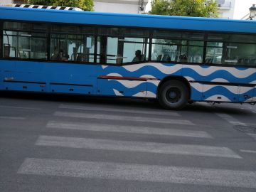 Paso de cebra entre autobuses