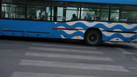 Paso de cebra entre autobuses En la plaza de las Angustias en Jerez, tenemos un paso de cebra ubicado en el centro de una amplia parada de autobuses, con acumulaciones ocasiones de más de dos vehiculos estacionados, a veces en paradas prolongadas por ser para de descanso. Al estar el paso de cebra en el centro, frecuentemente se encuentra invadido por los autobuses imposibilitando su uso. En otras ocasiones entre dos vehiculos se deja un pasillo angosto para cruzar la calzada, debiendose hacer en esos casos por delante de un vehiculo, cuyo conductor no se tiene certeza de que nos vea, y accediendo posteriormente, sin visibilidad a una calzada con doble sentido de circulación: lo que genera una gran inseguridad, haciendonos desistir del uso del paso de cebra, por razones de seguridad. En las inmediaciones existe un Centro de Día y el paso de cebra es el único existente para acceder a los contenedores de basura para las viviendas colindantes, muchas de ellas ocupadas por personas de avanzada edad.
