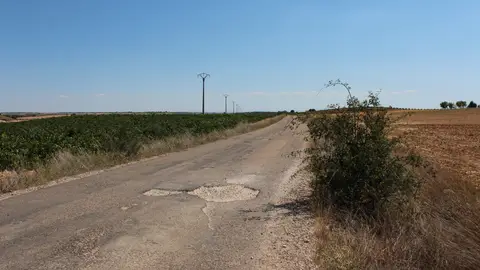 Estado carretera BU-V-9232 Buenas tardes. Les escribimos desde la Asociación Gastro-Cultural de Tubilla del Lago en Burgos. En nuestro afán por el embellecimiento de nuestro pueblo y la lucha contra la despoblación, creemos de suma importancia en el buen estado de la red de carreteras para que exista una buena comunicación con nuestro pueblo. Os enviamos una imágen tomada hoy mismo de la carretera que comunica Tubilla del Lago con Baños de Valdearados, pero tenemos mucha más. Esperando su respuesta, reciban un cordial saludo.