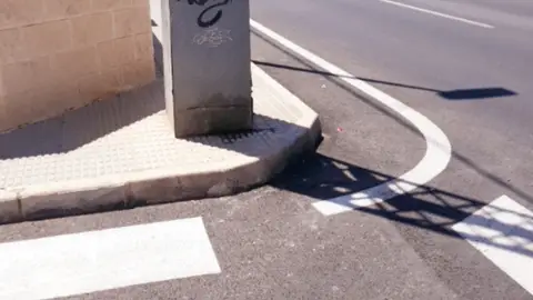 TORRE ELÉCTRICA EN LA ACERA. Esta torre eléctrica se encuentra ubicada entre el cruce de la calle Almirante Mendizábal Cortázar y calle Ayudante Antonio Carrillo, de la localidad de San Pedro del Pinatar (Murcia). Los vehiculos que circulan por calle Ayudante Antonio Carrillo se aproximan al STOP de dicho cruce y por el margen izquierdo de los conductores tienen visibilidad nula para continuar la marcha con seguridad debido a la existencia de esta torre eléctrica, por lo que tienen que iniciar la marcha lentamente para poder obtener buena visibilidad. Ello conlleva mientras se inicia la marcha, tener que invadir parte de la otra calzada poniendo en peligro tanto nuestra seguridad como a los conductores que circulan por nuestro margen izquierdo y que no conseguimos ver, hasta que se encuentran muy proximos a nosotros.