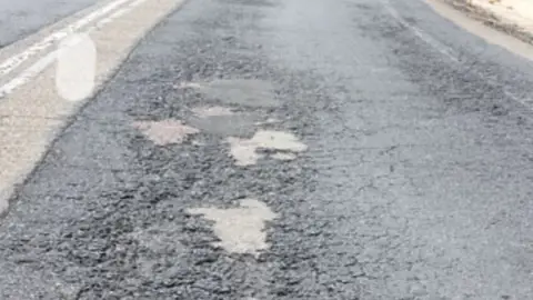 Estado carretera N-433 Cortegana Aroche (Huelva) Lamentable estado de la carretera en ambos sentidos. Durante años se han limitado a ir poniendo parches. No solo pone en peligro a los conductores sino que los coches también sufren sus consecuencias