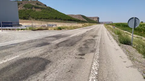 A-131 tramo Velilla de cinca - Ballobar (Huesca) PK 10 al 13 Hace ya mucho tiempo que tenemos este tramo de carretera entre Velilla y la fabrica PASA de Ballobar en un estado lamentable. Es un tramo de recta. El resto de carretera entre Fraga y Ballobar esta muy bien pero este tramo no entiendo como no lo arreglan.... Una verguenza.