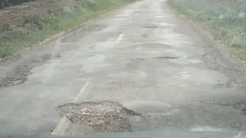 Carretera LR-312 en pésimo estado La carretera LR 300 12 en La Rioja entre las localidades de Foncea y galbarruli está completamente de socavones y defectos de asfalto haciendo monticulos