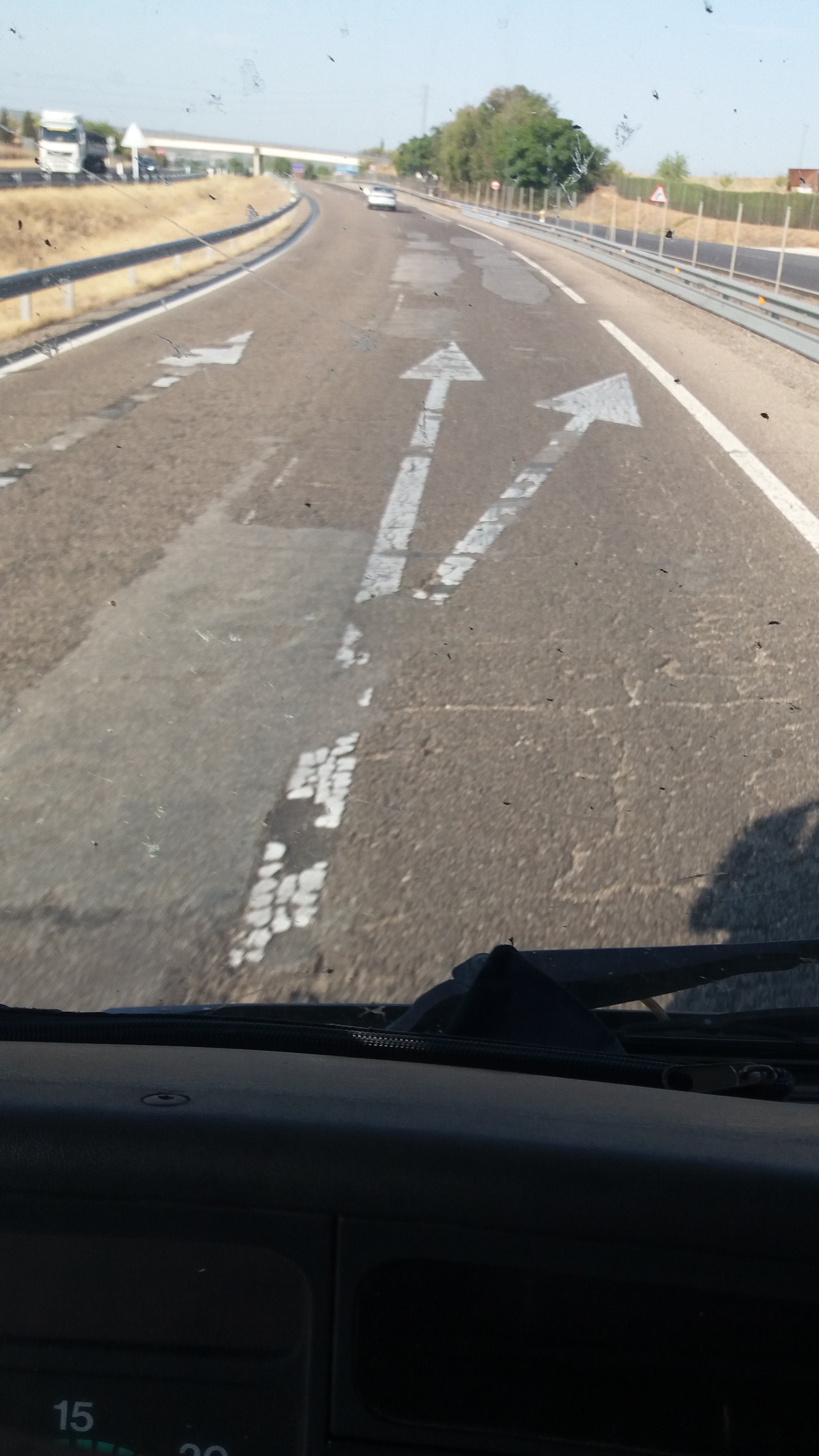 mal estado del firme Quiero denunciar el mal estado del firme de la carretera A-4 km 320, dirección Córdoba, a la altura de la localidad de Andújar (Jaén). Está áspera, muy rugosa, en tramos suelta, con el consiguiente riesgo de impacto de piedras en los vehiculos, marcas viales inexistentes