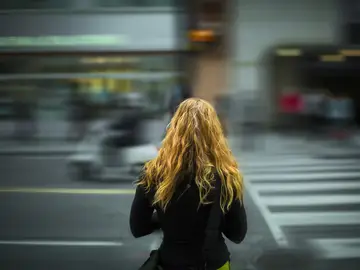 Mujer en una ciudad Mujer en una ciudad