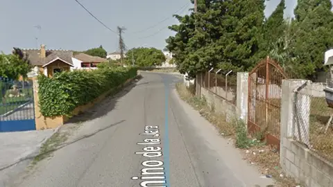 Un cruce mortal Decir que el asfalto lo arreglaron p(lo agradezco) lo que hace es empeorar el problema. Vas bajando una cuesta y nada te indica que te vas a encontrar con un cruce con una avenida de 4 carriles. Por supuesto ellos tampoco te ven. Llevo pidiendo meses señales y badenes esta carretera tiene muchísimo tráfico y es el único tramo de la zona sin badenes, así que los vehículos corren mucho incluso hay carreras. Es en el camino de la Jara (Sanlúcar de Barrameda, Cádiz) ni señales, ni arcén, ni luz, ni seguridad vial alguna, tenemos hasta pasos de peatones a la nada. Un camino muy transitado por vehículos y por peatones (a pesar del peligro) En la foto que os envío podéis ver que nada no indica el cruce que tenemos encima, ver en Google Maps la ausencia de señales o yo os puedo enviar mas fotos y planos. Es un cruce mortal.