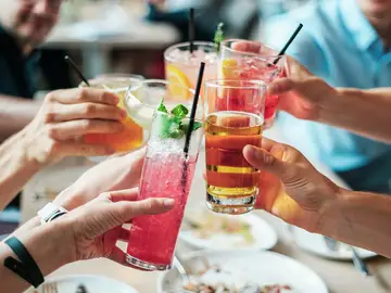 personas bebiendo refrescos y alcohol personas bebiendo refrescos y alcohol