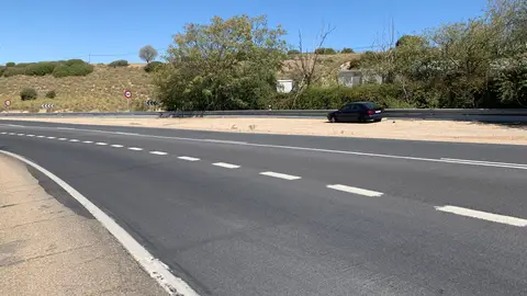 Vehículo abandonado en N-III En el Km 30 de la N-III (antigua carretera de Valencia), a la altura de la localidad de Arganda del Rey, se encuentra abandonado un vehículo desde hace meses, del que parece que nadie se hace cargo. Este vehículo se encuentra en una curva en la que si un vehículo perdiera el control, impactaría contra el vehículo y no contra el quitamiedos, aumentando las fatales repercusiones del accidente.