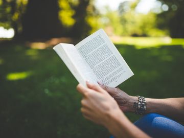 Mujer leyendo en un parque Mujer leyendo en un parque