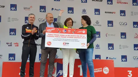 La Asociación Stop Accidentes País Vasco recoge el cheque con la recaudación íntegra La Asociación Stop Accidentes País Vasco recoge el cheque con la recaudación íntegra