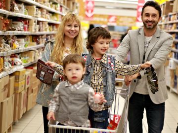 Familia haciendo la compra Familia haciendo la compra