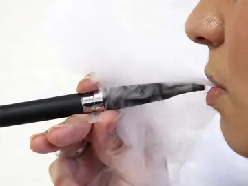 Los cigarrillos electrónicos en los jóvenes Los cigarrillos electrónicos en los jóvenes