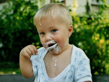 Niño comiéndose un yogur 