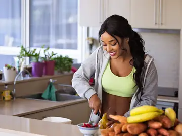 Mujer cortando fruta Mujer cortando fruta