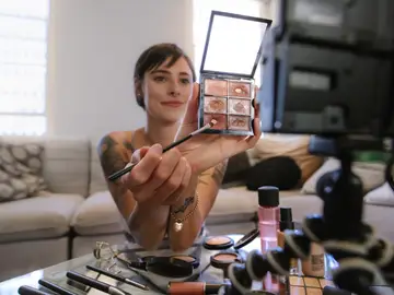 Influencer aconsejando cosméticos Influencer aconsejando cosméticos