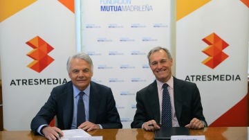 Ignacio Garralda (izquierda), presidente del Grupo Mutua Madrileña y de su Fundación, y Silvio González, consejero delegado de Atresmedia, han ratificado este lunes el compromiso de ambas compañías para combatir la violencia de género Ignacio Garralda (izquierda), presidente del Grupo Mutua Madrileña y de su Fundación, y Silvio González, consejero delegado de Atresmedia, han ratificado este lunes el compromiso de ambas compañías para combatir la violencia de género