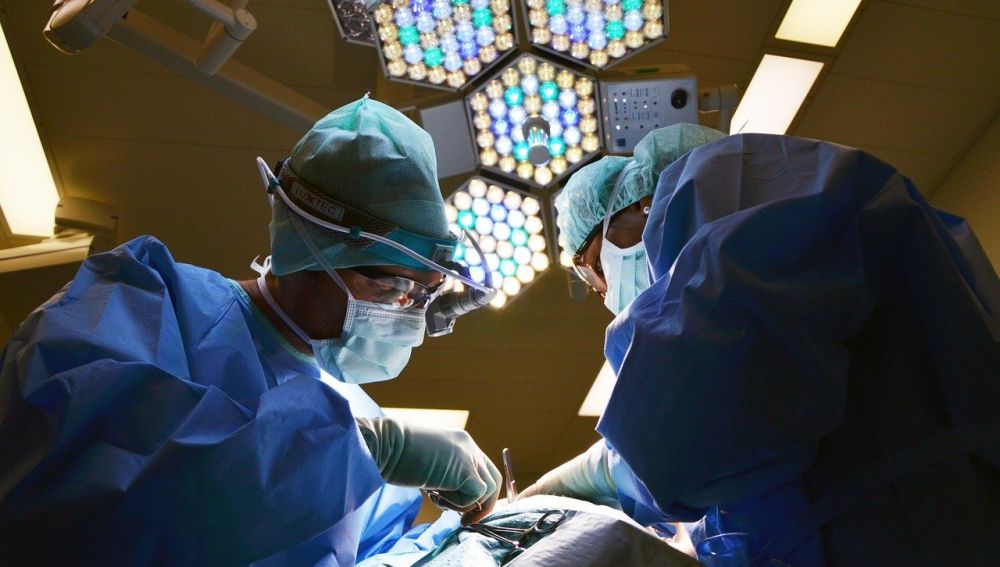 Cirujanos durante una operación