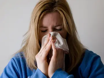 Mujer con gripe Mujer con gripe