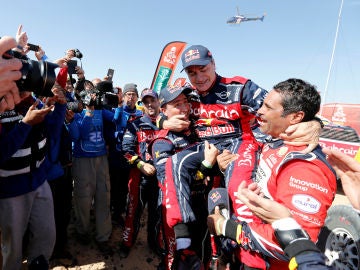 Carlos Sainz, emocionado tras ganar el Dakar 2020