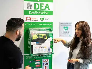 Desfibrilador instalado en un espacio cardioprotegido Desfibrilador instalado en un espacio cardioprotegido