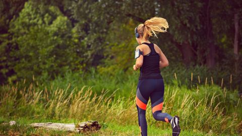 Mujer practicando running mientras escucha música