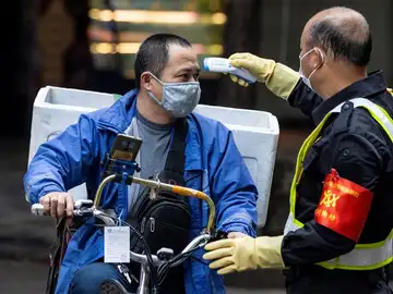 Un ciudadano chino pasando un reconocimiento ante la epidemia del coronavirus Un ciudadano chino pasando un reconocimiento ante la epidemia del coronavirus