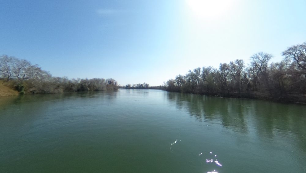 El río Ebro, a su paso por Campredó, entidad del municipio de Tortosa (Tarragona)