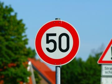 Señal de tráfico, límite 50 km/h