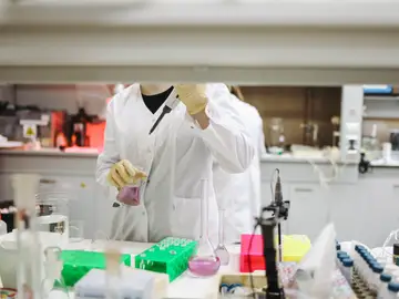 Científico en un laboratorio Científico en un laboratorio