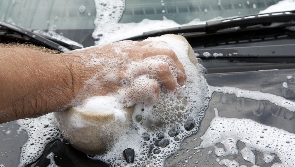 Utiliza agua jabonosa o jabón neutro para limpiar y desinfectar tu vehículo