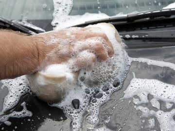 Utiliza agua jabonosa o jabón neutro para limpiar y desinfectar tu vehículo