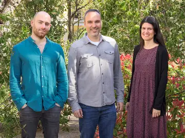 Felipe Cortés (en el centro), jefe del Grupo de Topología y Roturas del ADN del CNIO junto a los miembros de su equipo Ernesto López de Alba y Marta Muñoz Barrera Felipe Cortés (en el centro), jefe del Grupo de Topología y Roturas del ADN del CNIO junto a los miembros de su equipo Ernesto López de Alba y Marta Muñoz Barrera