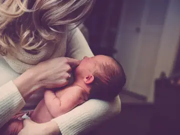 Imagen de archivo de una madre con su hijo recién nacido. Imagen de archivo de una madre con su hijo recién nacido.