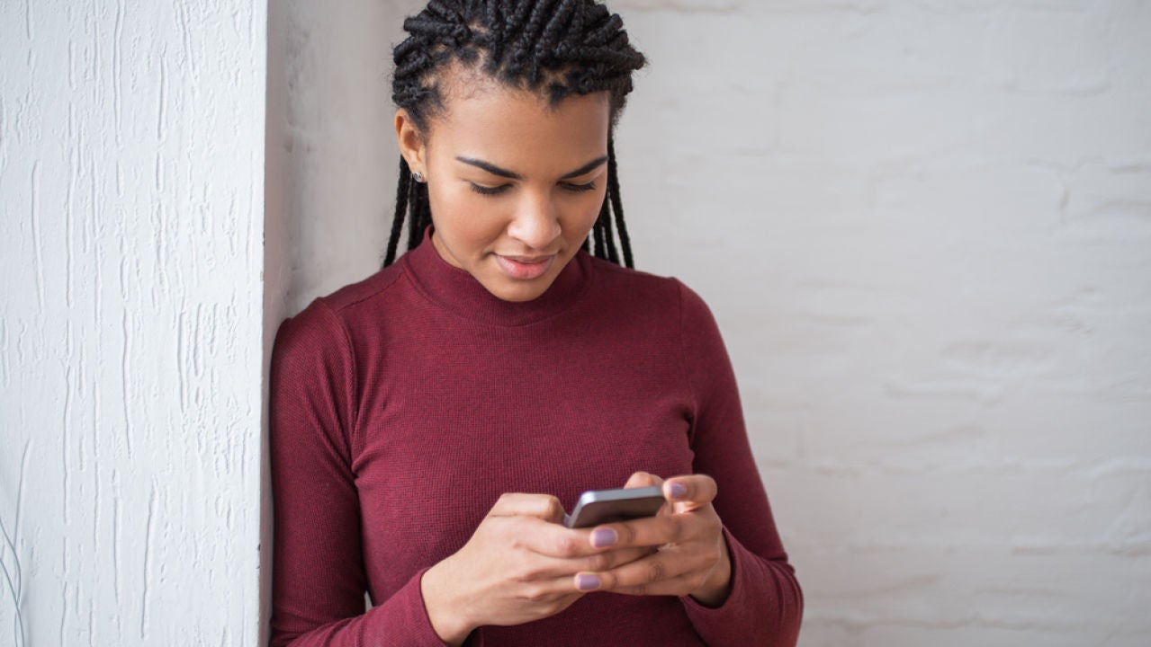 Lady made. Black woman with smartphone. Контент Блэк. Black woman holding Shamboo. African texting.