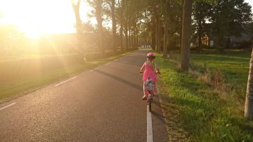 Una niña en bicicleta