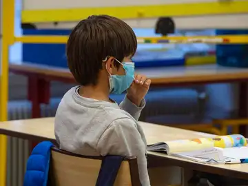 Un niño porta mascarilla en el centro escolar. Un niño porta mascarilla en el centro escolar.
